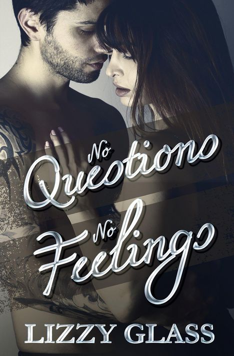 "No Questions, No Feelings" und "Lizzy Glass" in geschwungener Schrift. Ein Paar steht sich nah gegenüber.