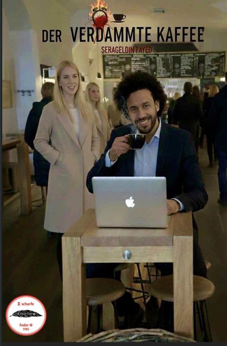 "DER VERDAMMTE KAFFEE" steht mittig geschrieben. Eine Frau lacht, während ein Mann mit Kaffeetasse an einem Tisch sitzt.