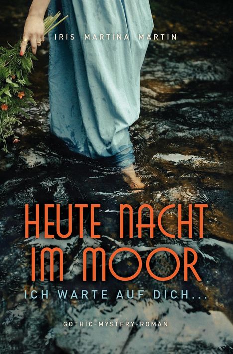 „HEUTE NACHT IM MOOR, ICH WARTE AUF DICH...“ Eine Frau in blauem Kleid steht barfuß im Wasser und hält Blumen.