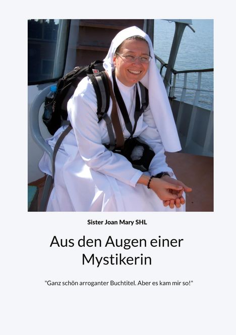 "Sister Joan Mary SHL. Aus den Augen einer Mystikerin. 'Ganz schön arroganter Buchtitel. Aber es kam mir so!'"  
Eine lächelnde Nonne mit Rucksack auf einem Boot.