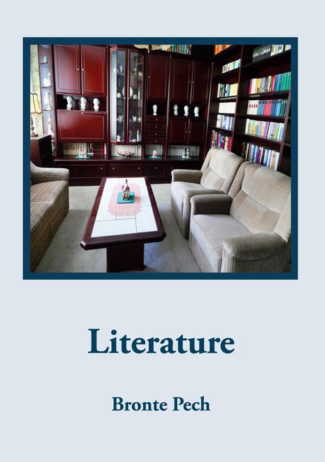 „Literature“, „Bronte Pech“. Bild eines Wohnzimmers mit Bücherregalen, Sofas und einem Tisch.