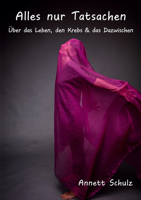 "Alles nur Tatsachen: Über das Leben, den Krebs & das Dazwischen" steht oben. Eine Person ist in pinken Stoff gehüllt.