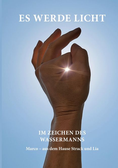 Text: "ES WERDE LICHT", "IM ZEICHEN DES WASSERMANNS", "Marco – aus dem Hause Strack und Lia". Hand vor blauem Himmel.