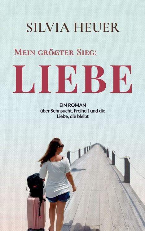 Text: "Silvia Heuer, Mein größter Sieg: Liebe. Ein Roman über Sehnsucht, Freiheit und die Liebe, die bleibt."  
Frau mit Koffer auf Steg.