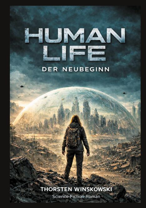 "Human Life: Der Neubeginn, Thorsten Winskowski, Science-Fiction-Roman." Eine Person vor einer postapokalyptischen Stadt.