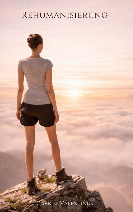 "REHuMANISIERUNG" oben. Eine Frau steht auf einem Berggipfel über den Wolken bei Sonnenaufgang.