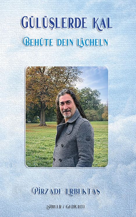 "GÜLÜŞLERDE KAL - Behüte dein Lächeln" steht oben. Darunter ein Mann im Mantel vor einem Baum und Wiese. "PİRZADE ERBİLTAŞ".