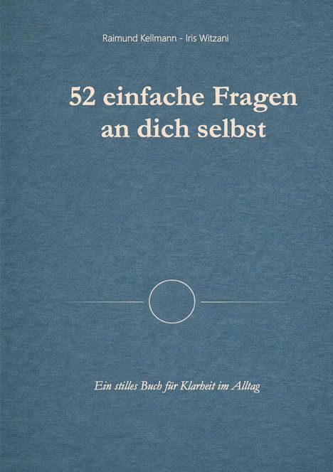 „52 einfache Fragen an dich selbst. Ein stilles Buch für Klarheit im Alltag.“ Blauer Hintergrund, minimalistisch design.