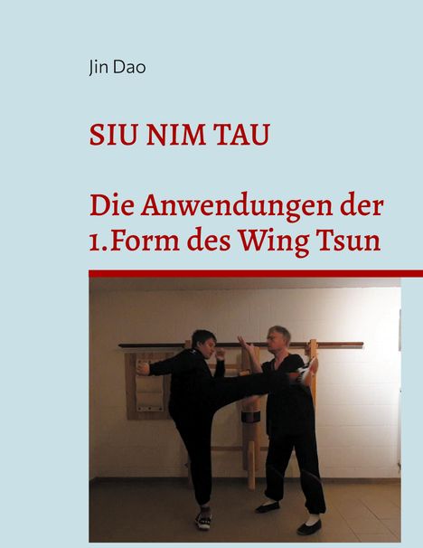 "SIU NIM TAU: Die Anwendungen der 1. Form des Wing Tsun" in roter Schrift. Zwei Personen beim Kung-Fu-Training.