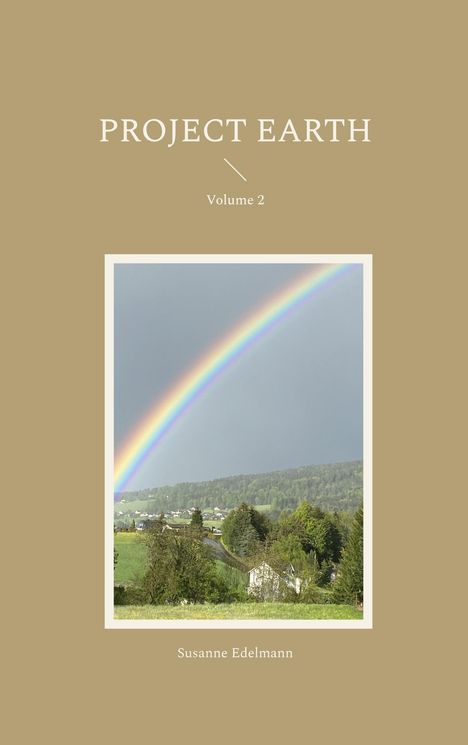 „PROJECT EARTH“, „Volume 2“, „Susanne Edelmann“. Ein Regenbogen überspannt eine grüne Landschaft unter dunklem Himmel.