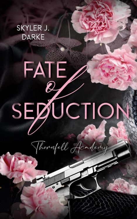 "FATE OF SEDUCTION" in rosa Schrift, darüber "SKYLER J. DARKE", unten "Thornfell Academy". Rosa Blumen und Pistole.