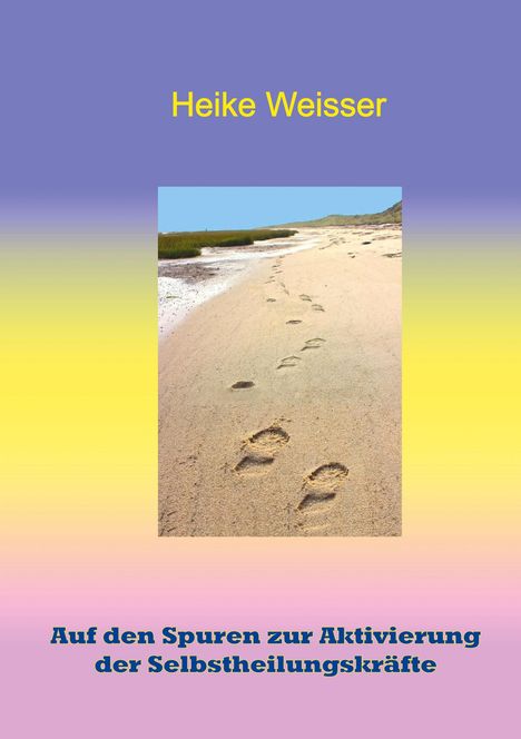 "Heike Weisser. Auf den Spuren zur Aktivierung der Selbstheilungskräfte." Fußspuren im Sand führen in die Ferne.