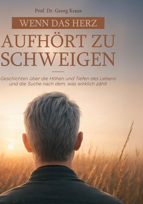 Text: Wenn das Herz aufhört zu schweigen. Ein Mann sieht von hinten in die Weite eines Feldes bei Sonnenuntergang.