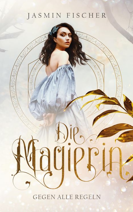 Jasmin Fischer. Die Magierin. Gegen alle Regeln. Frau in blauem Kleid vor Kreis mit goldenen Verzierungen.