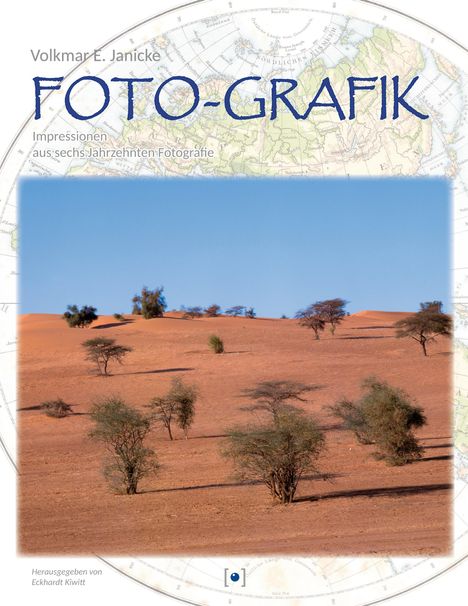 „FOTO-GRAFIK“ – Impressionen aus sechs Jahrzehnten Fotografie. Wüstenlandschaft mit Bäumen und blauem Himmel.