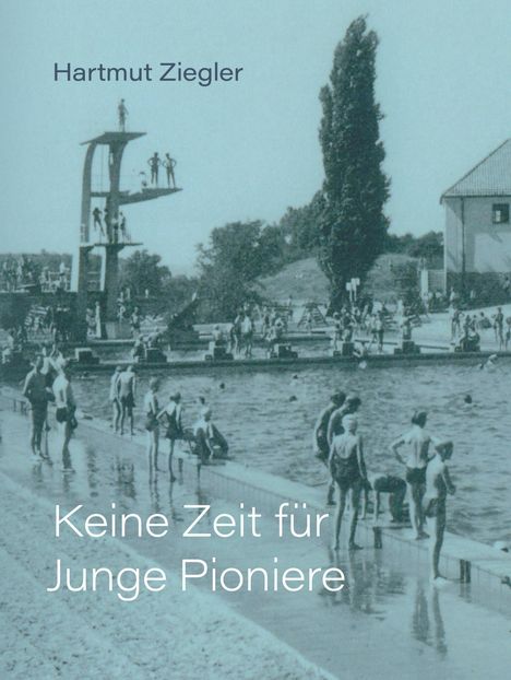 „Hartmut Ziegler“, „Keine Zeit für Junge Pioniere“. Auf dem Bild: Menschen an einem Schwimmbecken, ein Sprungturm.