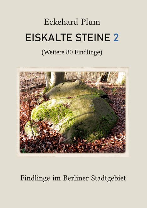 "Eckehard Plum. Eiskalte Steine 2 (Weitere 80 Findlinge). Findlinge im Berliner Stadtgebiet." Foto von Moos bedecktem Felsen.