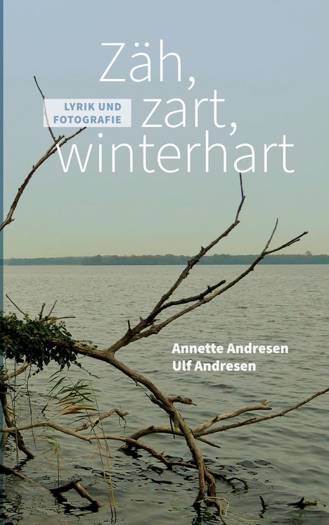 Titel: "Zäh, zart, winterhart". Autoren: Annette Andresen, Ulf Andresen. Ein Baumstamm im Wasser vor einem grauen Himmel.