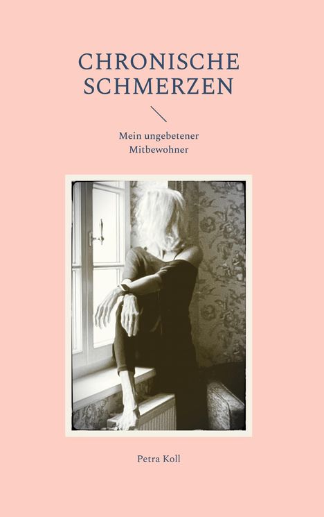 "Chronische Schmerzen: Mein ungebetener Mitbewohner" - Petra Koll. Schwarz-weiß Foto einer sitzenden Person am Fenster.