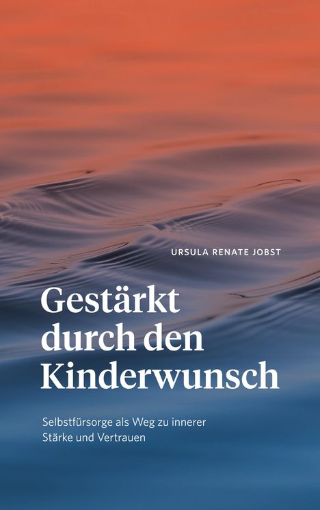 „Gestärkt durch den Kinderwunsch“ von Ursula Renate Jobst. Hintergrund: abstrakte Wasseroberfläche in blau und orange.