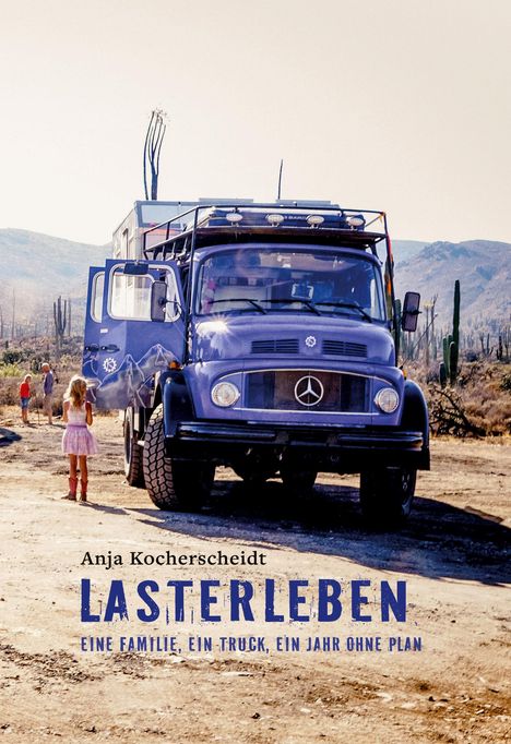 Anja Kocherscheidt - Lasterleben: Eine Familie, ein Truck, ein Jahr ohne Plan. Ein blauer LKW in einer Wüstenlandschaft.