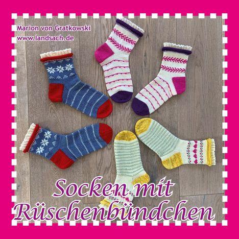 Text: "Marion von Gratkowski, www.landsach.de, Socken mit Rüschenbündchen". Sechs Paar bunte Socken auf Holz.