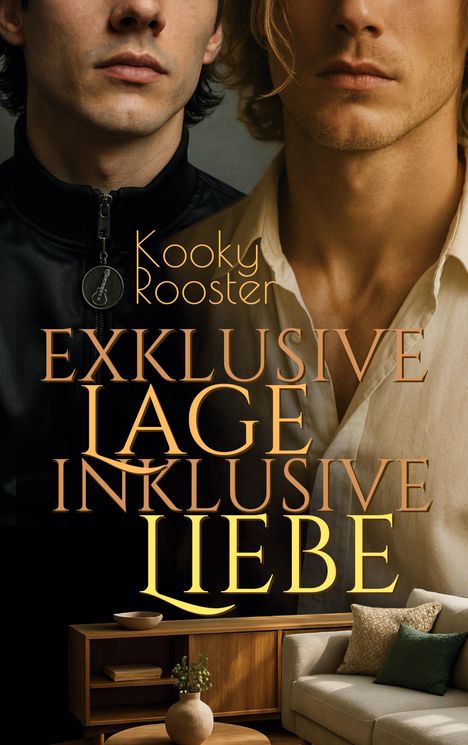 Text: "Kooky Rooster. EXKLUSIVE LAGE INKLUSIVE LIEBE." Zwei Männer und ein Wohnzimmer mit Sofa und Möbeln.