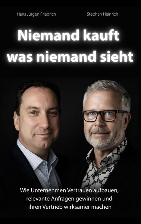 „Niemand kauft, was niemand sieht.“ Darunter stehen zwei Männer in Anzügen, beide lächeln leicht.