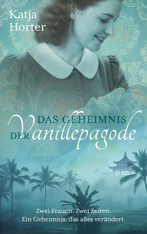 "Katja Horter. Das Geheimnis der Vanillepagode. Zwei Frauen. Zwei Zeiten. Ein Geheimnis, das alles verändert."  
Im Hintergrund Palmen und Pagode; Frau lächelt.