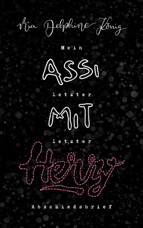 „Ria Delphine König“, „Mein Assi mit Herz“, „letzter Abschiedsbrief“. Schwarzer Hintergrund mit grauen Punkten.