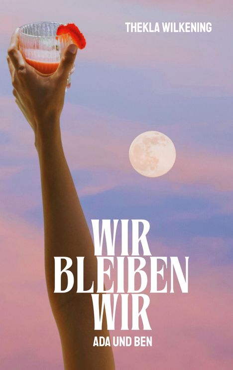 "We bleiben wir, Ada und Ben" steht im Vordergrund. Eine Hand hält ein Getränk gegen einen Himmel mit Vollmond.