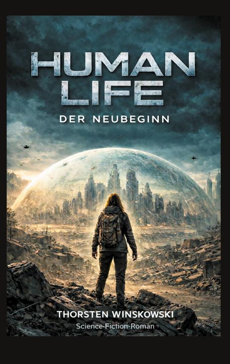 "Human Life: Der Neubeginn" von Thorsten Winskowski. Eine Person steht vor einer zerstörten Stadt unter einer Kuppel.