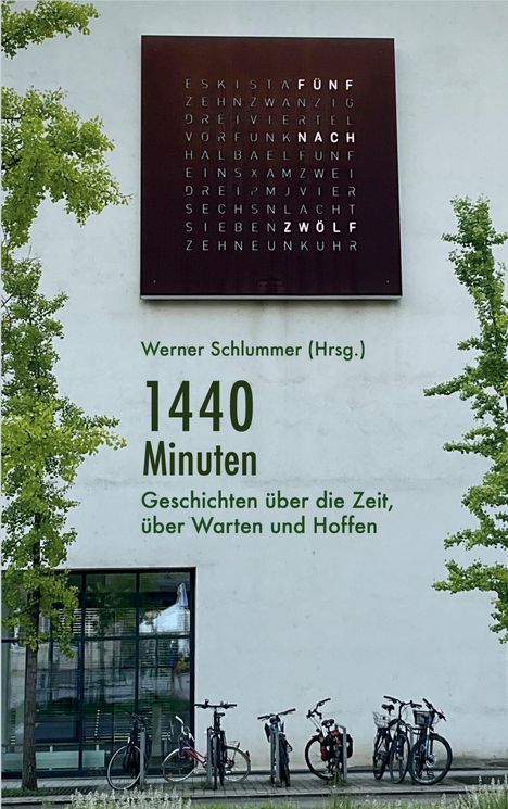 "Wolfgang Schlumme (Hrsg.)
1440 Minuten
Geschichten über die Zeit, über Warten und Hoffen"
Fahrräder an weißer Wand.