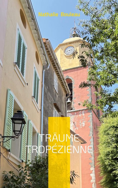 Text: "Nathalie Bouleau", "TRÄUME TRÔPÉZIENNE". Häuserfassade, pastellfarbene Wände, Uhrturm, Bäume im Vordergrund.