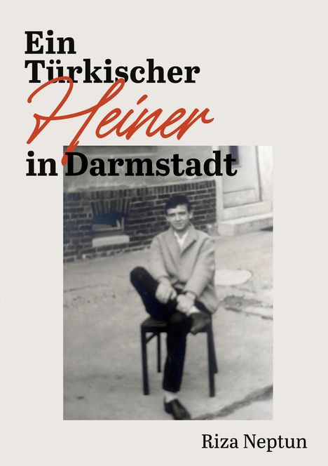 „Ein Türkischer Heiner in Darmstadt“ von Riza Neptun. Schwarz-Weiß-Foto eines Mannes auf einem Stuhl.