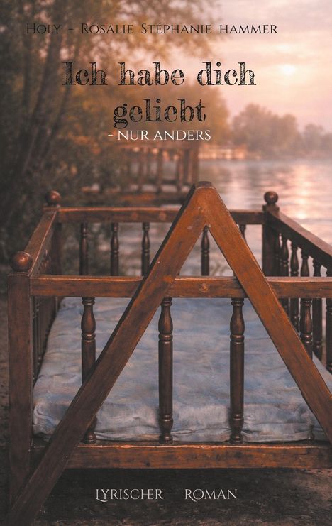 „Ich habe dich geliebt – nur anders“. Ein altes Holz-Babybett am Ufer eines ruhigen Sees bei Sonnenuntergang.