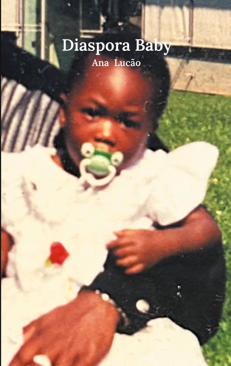 Text: "Diaspora Baby" - Ana Lucão. Ein Kleinkind mit Schnuller auf dem Arm eines Erwachsenen, im Hintergrund ist Gras sichtbar.