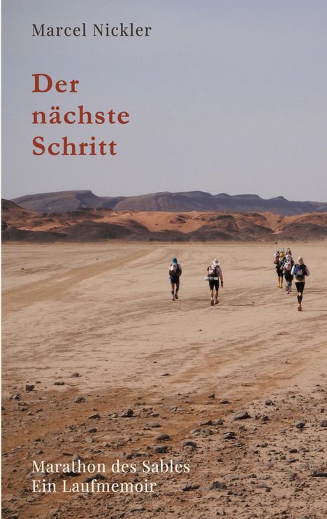 Marcel Nickler, "Der nächste Schritt", Marathon des Sables. Läufer in einer weiten Wüstenlandschaft mit Bergen.