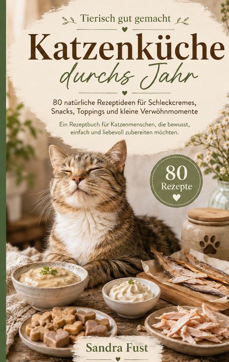 "Küchenbuch 'Katzenküche durchs Jahr', 80 Rezepte. Bild: Zufriedene Katze, Schalen mit Leckereien, Blüten."