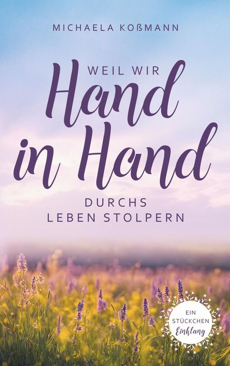 Text: "MICHAELA KOßMANN. Weil wir Hand in Hand durchs Leben stolpern. Ein Stückchen Einklang." 
Hintergrund: Lavendelfeld.