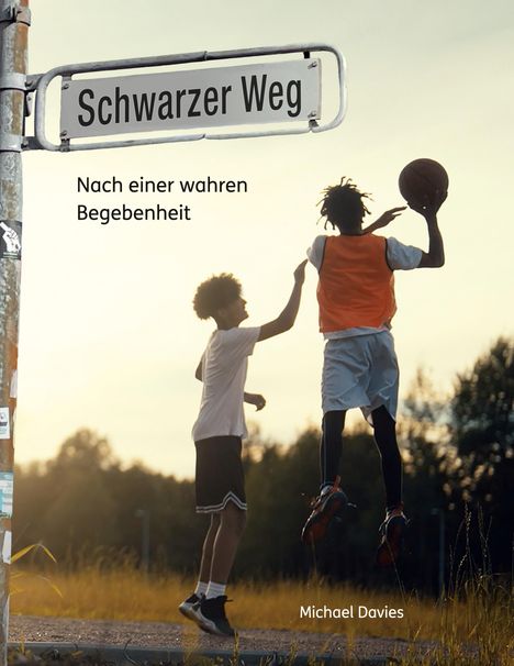 Straßenschild "Schwarzer Weg". Zwei Jugendliche spielen Basketball im Freien bei Sonnenuntergang.