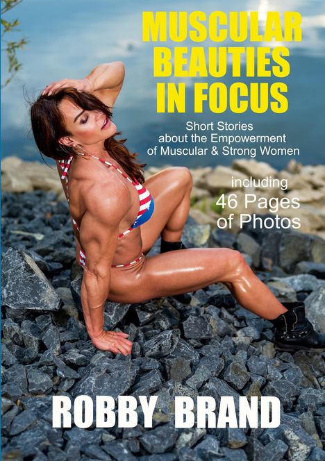 „MUSCULAR BEAUTIES IN FOCUS“ oben. Eine muskulöse Frau in bunter Badebekleidung sitzt auf Felsen.