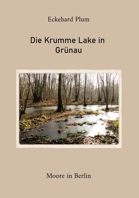 „Eckeard Plum: Die Krumme Lake in Grünau, Moore in Berlin“. Foto eines bewaldeten Sumpfgebiets im Winter.