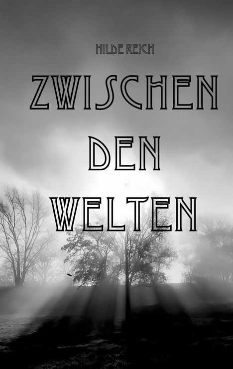 Der Text "HILDE REICH" und "ZWISCHEN DEN WELTEN" steht über einem nebligen Wald, durch den Sonnenstrahlen scheinen.