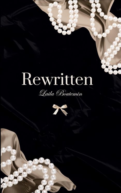 "Rewritten" und "Laila Boutemin" auf schwarzem Hintergrund, verziert mit Perlenketten und einer kleinen Schleife.