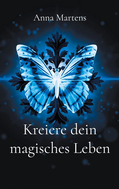 Text: "Anna Martens", "Kreiere dein magisches Leben". Eine blau strahlende Illustration eines Schmetterlings auf schwarzem Hintergrund.