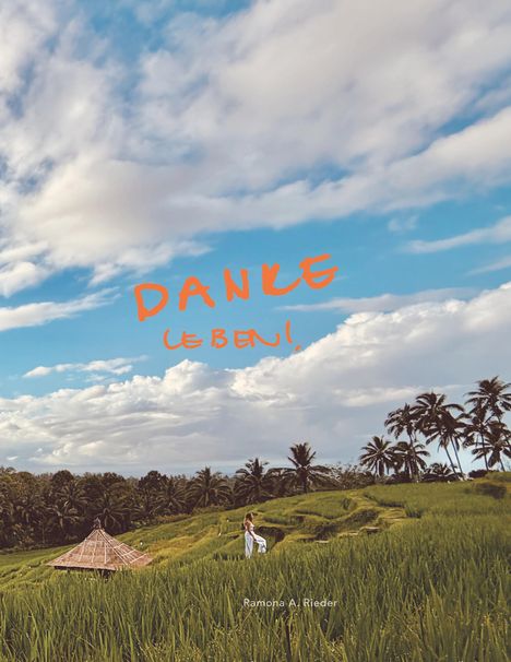 Text: "DANKE LEBEN!" und "Ramona A. Rieder". Grüne Reisfelder, Palmen, Himmel mit Wolken, eine Person steht im Feld.