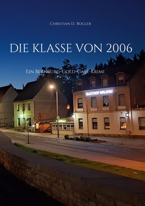 „Die Klasse von 2006“, Krimi von Christian D. Rogler. Abendliche Straßenszene mit beleuchtetem „Gasthof Waldau“.