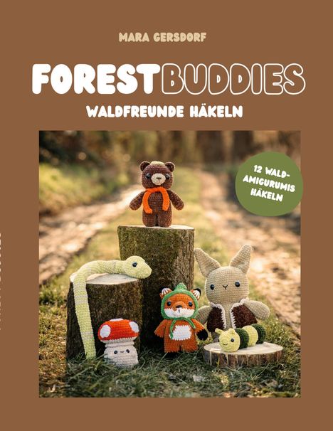 "Forest Buddies: Waldfreunde häkeln." Fünf gehäkelte Tiere und ein Pilz auf Baumstümpfen in einer Waldszene.