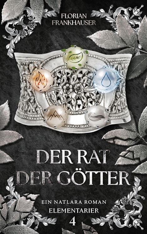 "Florian Frankhauser. Der Rat der Götter. Ein Natlara Roman. Elementarier 4" steht auf einem kunstvollen, silbernen Armband mit Element-Symbolen.